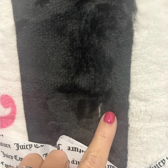 Juicy Couture Black and White Plush Throw - Picture 6 of 7
